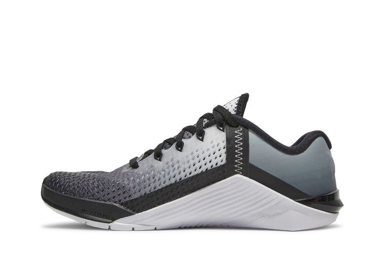 wmns-metcon-6-black-white-dj3073-001_02