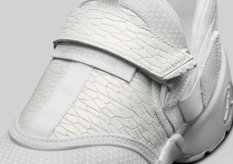 Krossovki-Air-Jordan-Trunner-GS-Frost-White-4