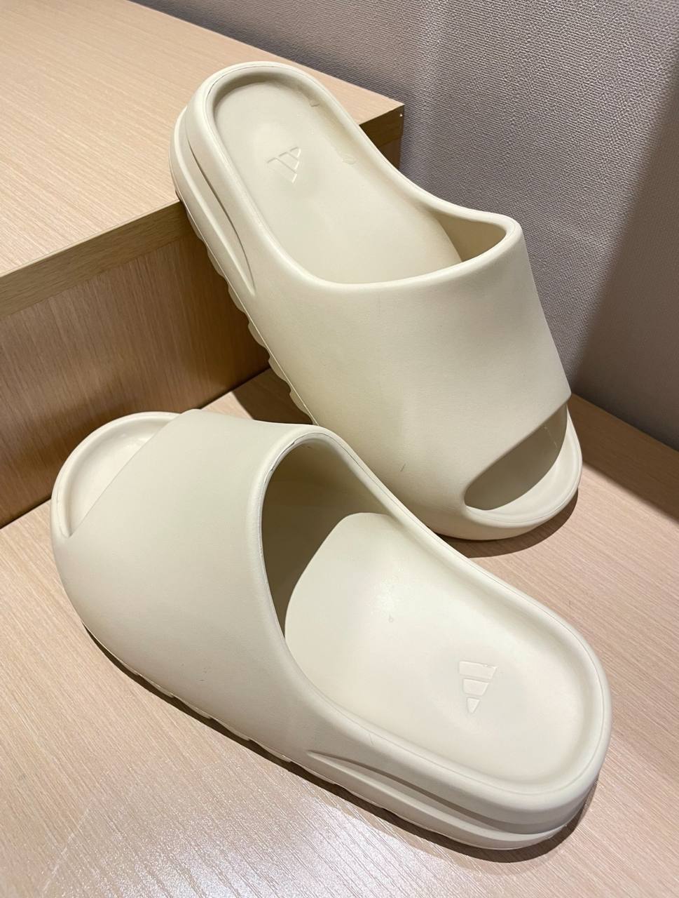 adidas-Yeezy-Slides-Bone-2022-4