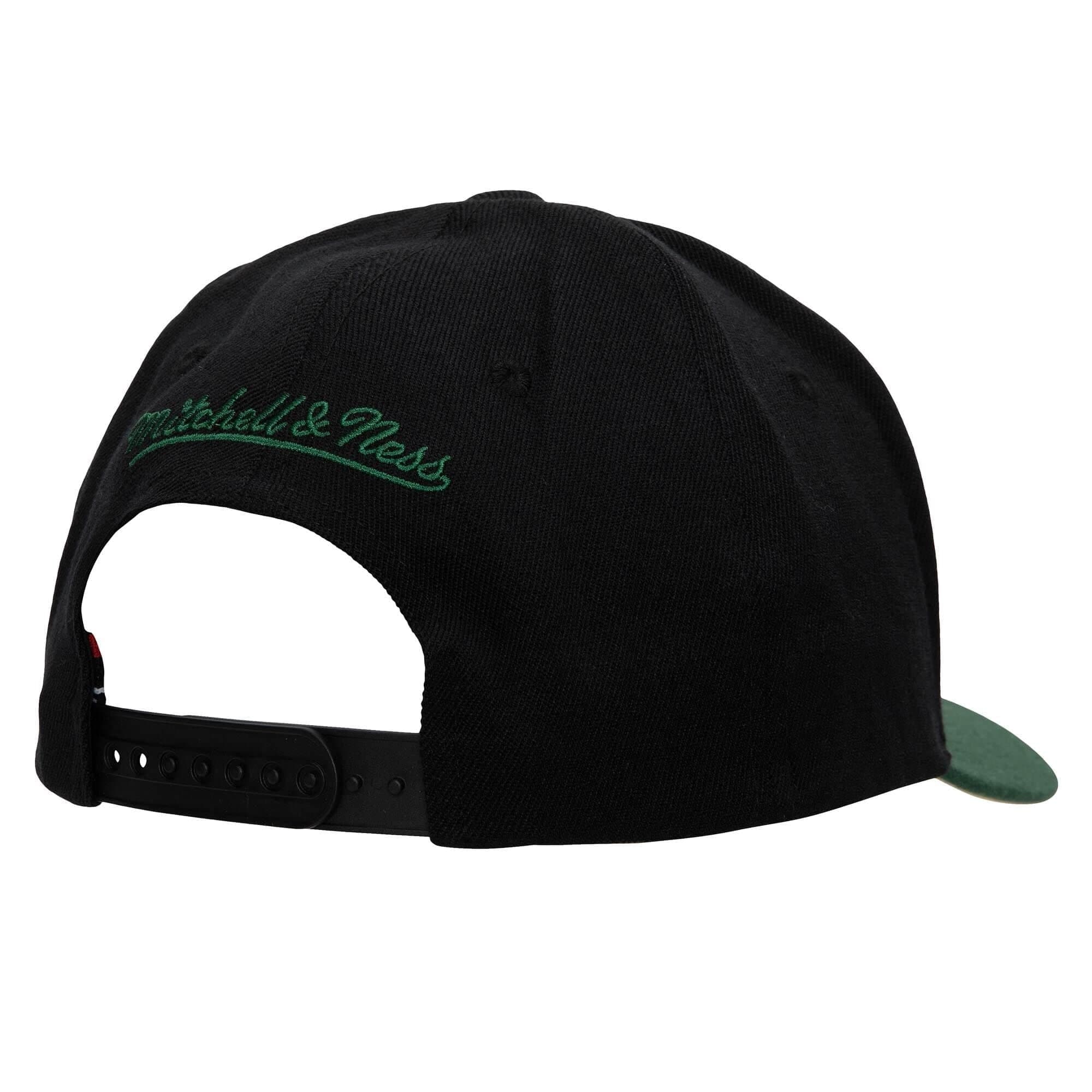 Бейсболка Mitchell & Ness 8 Bit XL Classic Red Milwaukee Bucks Hat