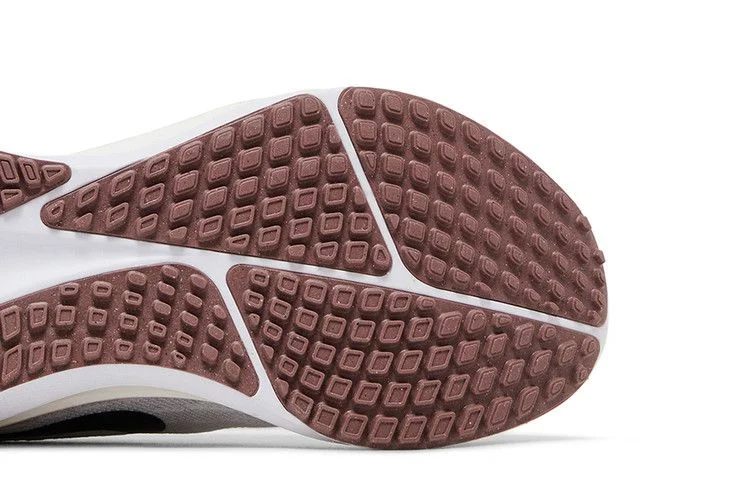 Кроссовки Nike Wmns Vomero 17 'Platinum Violet Black'