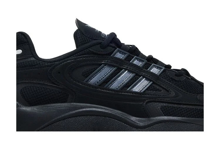 Krossovki-adidas-Ozmillen-Black-Silver-Metallic-1