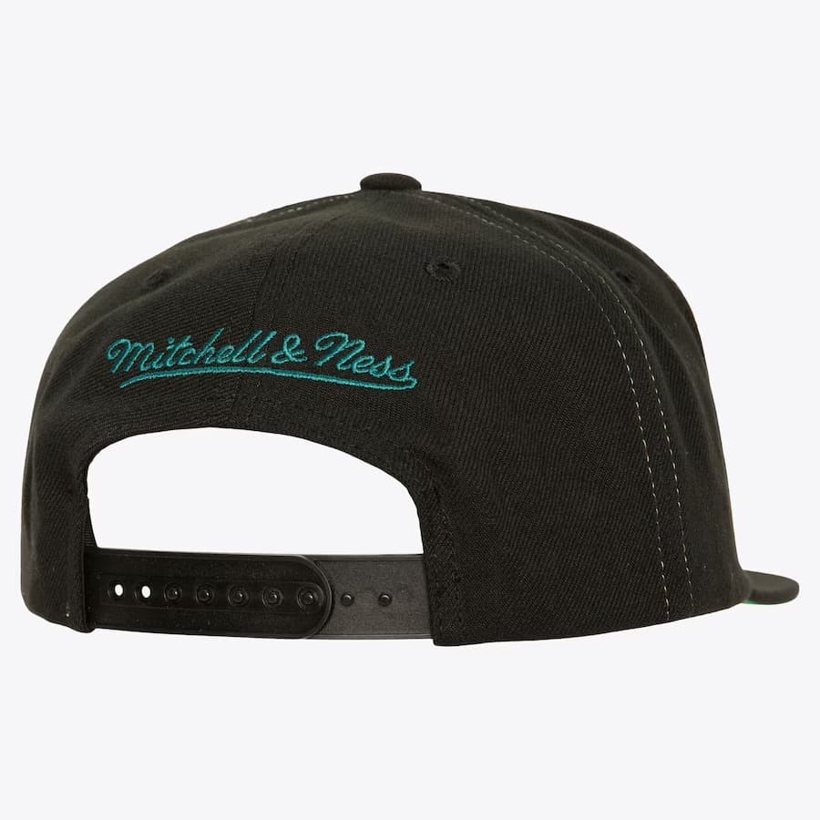 Бейсболка Mitchell & Ness Black San Jose Sharks Varsity Bust Snapback Hat