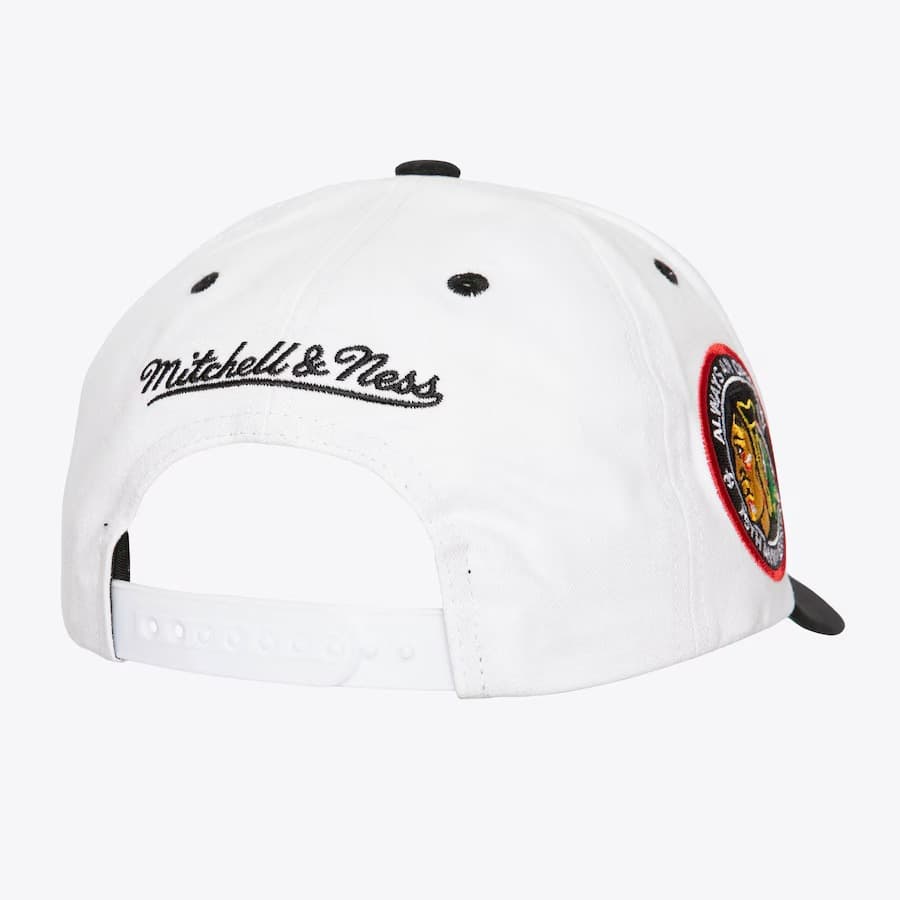 Бейсболка Mitchell & Ness White Chicago Blackhawks Tail Sweep Pro Snapback Hat