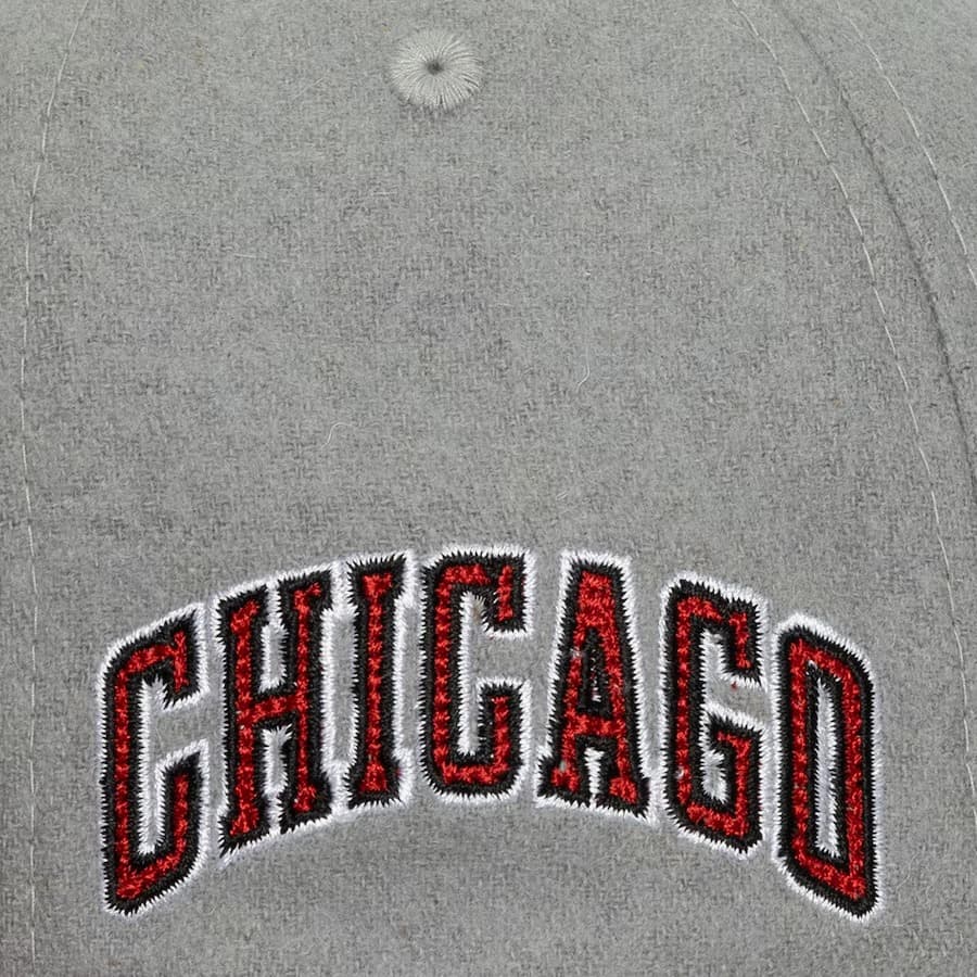 Бейсболка Mitchell & Ness Gray Red Chicago Bulls Melt Stitch Snapback Hat