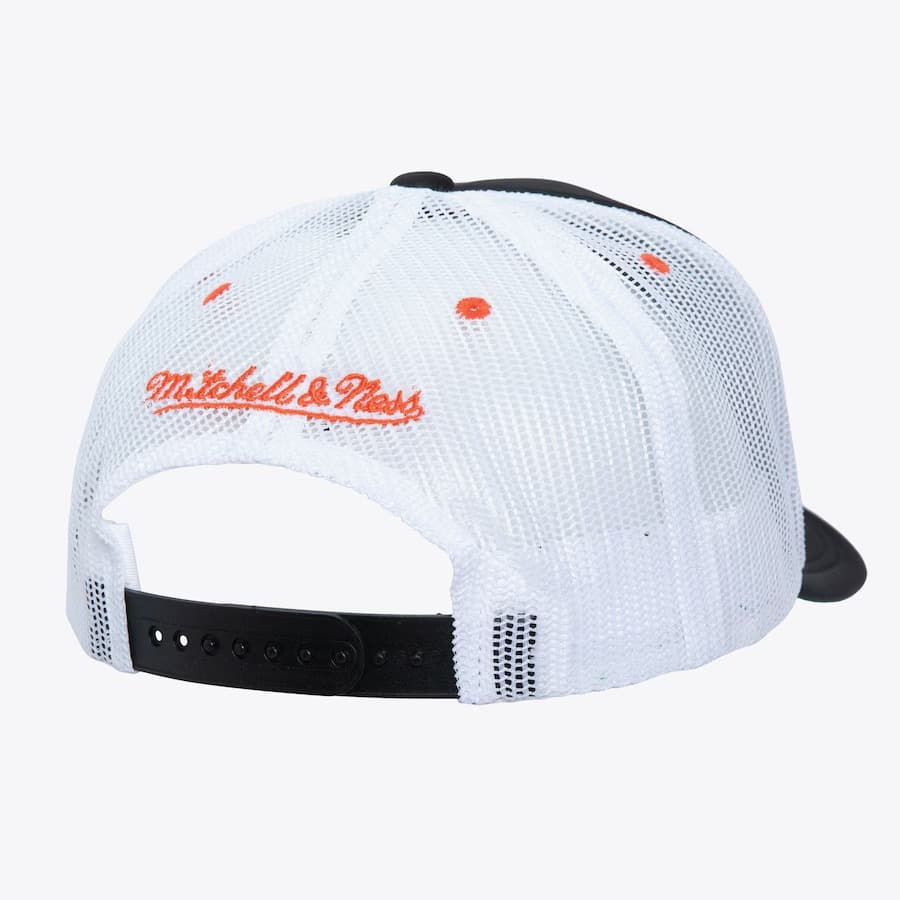 Бейсболка Mitchell & Ness Black Philadelphia Flyers Sideline Trucker Snapback Hat