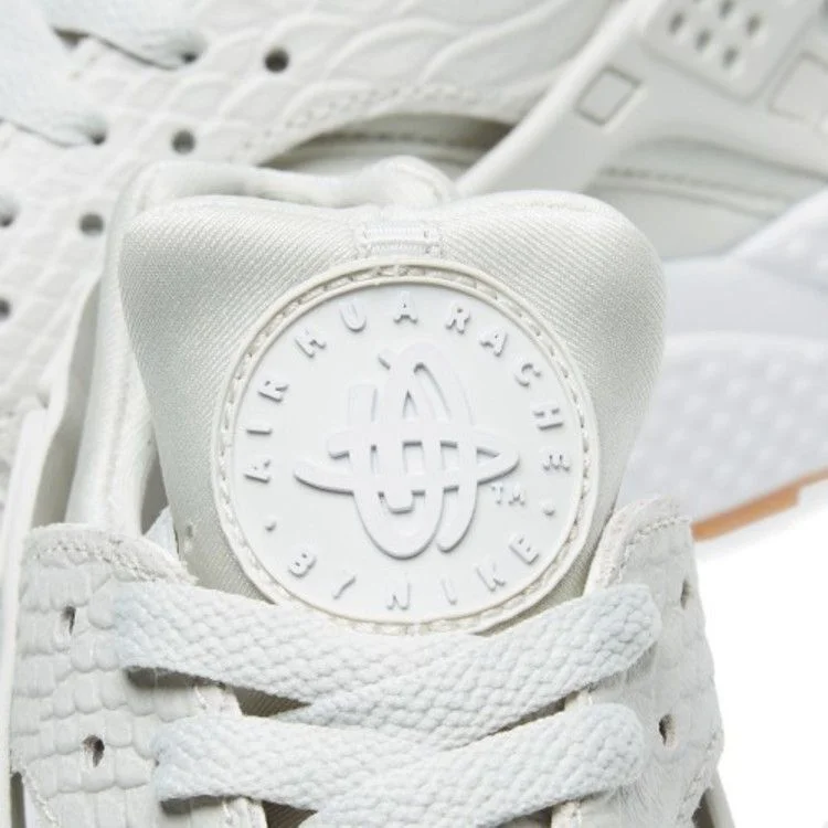 Krossovki-Nike-Wmns-Air-Huarache-Run-SE-Light-Bone-5