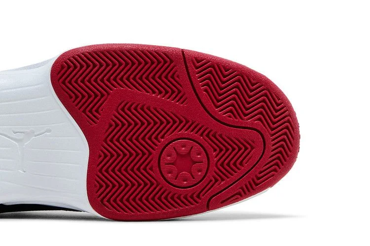Krossovki-Air-Jordan-Max-Aura-6-Bred-4