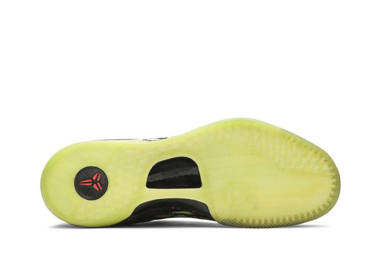 kobe-8-system-christmas-555035-030_03