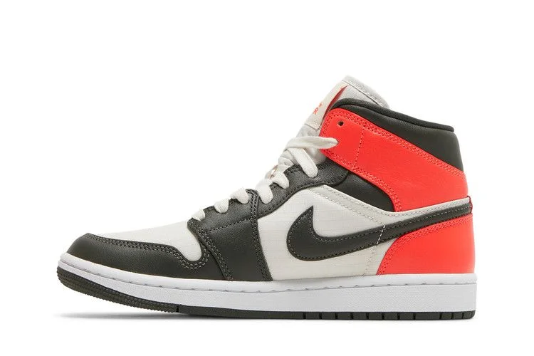 Кроссовки Wmns Air Jordan 1 Mid SE 'Newsprint'