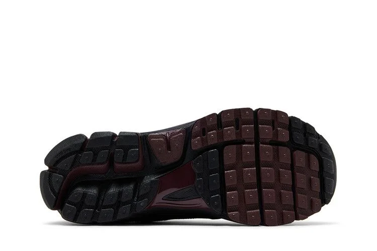 Кроссовки Nike Wmns Zoom Vomero 5 'Black Burgundy Crush'
