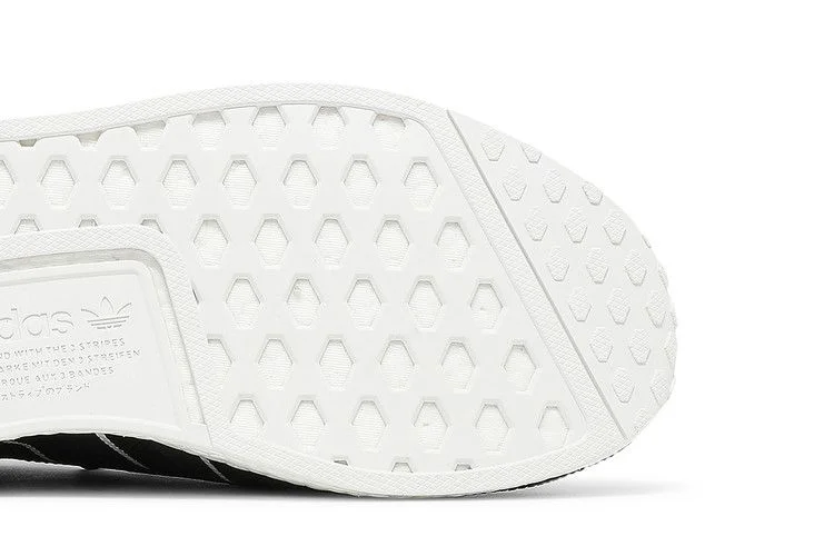 Krossovki-Adidas-NMD_R1-V2-Black-White-4