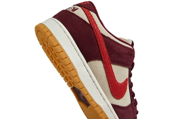 Krossovki-Skate-Like-a-Girl-x-Nike-Dunk-Low-SB-9