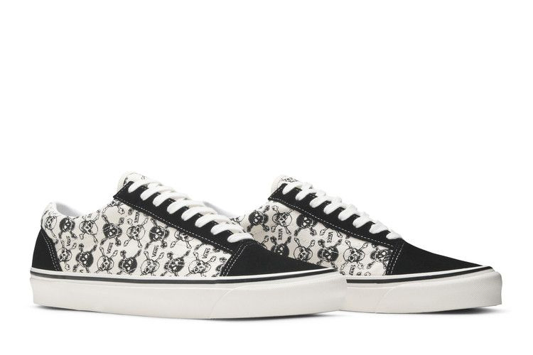 old-skool-36-dx-skulls-black-white-vn0a38g2x7y_07
