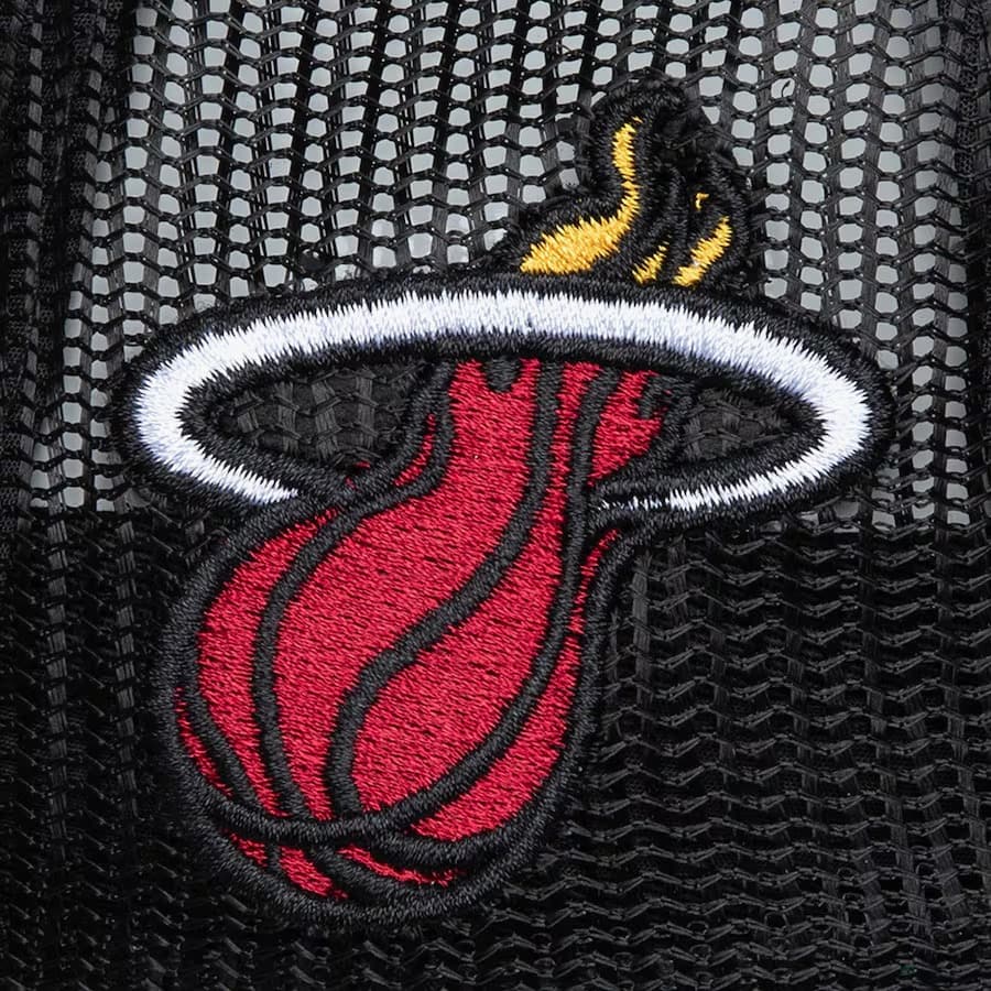 Бейсболка Mitchell & Ness Black Miami Heat Satin Trucker Snapback Hat