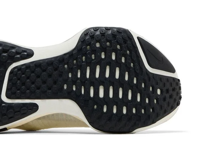 Кроссовки Nike Wmns ZoomX Invincible 3 Extra Wide 'Summit White Black'