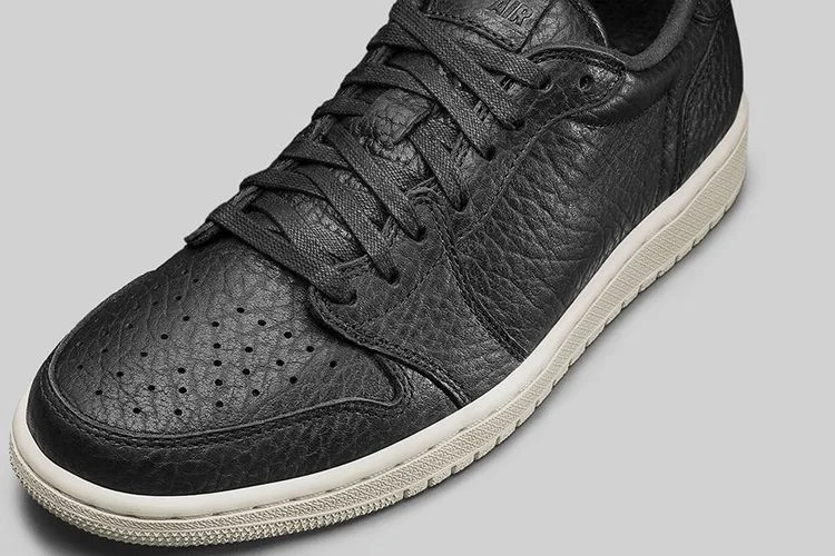 Кроссовки Air Jordan 1 Retro Low Swooshless 'Black'