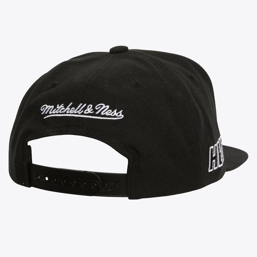 Бейсболка Mitchell & Ness Black White Miami Heat Evergreen OG Snapback Hat