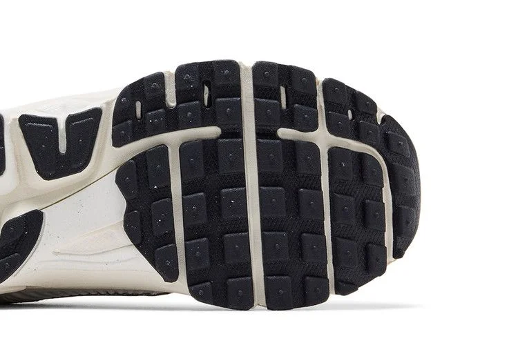Krossovki-Nike-Vomero-5-GS-Photon-Dust-Chrome-4