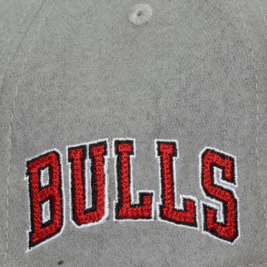 Бейсболка Mitchell & Ness Gray Red Chicago Bulls Melt Stitch Snapback Hat