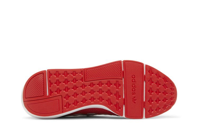 swift-run-22-vivid-red-white-gz3497_03