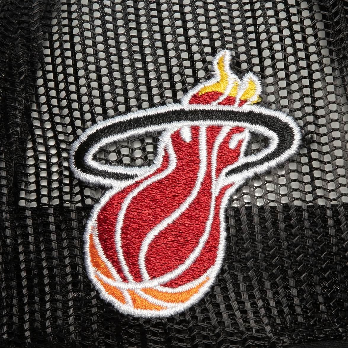 Бейсболка Mitchell & Ness Team Seal Trucker Snapback HWC Miami Heat Hat