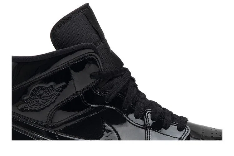 Кроссовки Wmns Air Jordan 1 Mid Patent SE 'Triple Black'