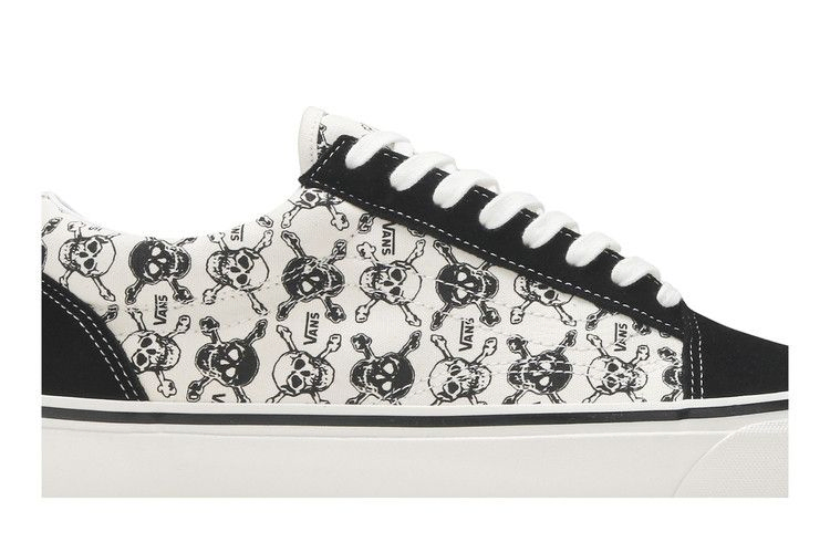 old-skool-36-dx-skulls-black-white-vn0a38g2x7y_01