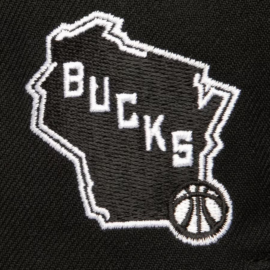 Бейсболка Mitchell & Ness Black Milwaukee Bucks OG Snapback Hat
