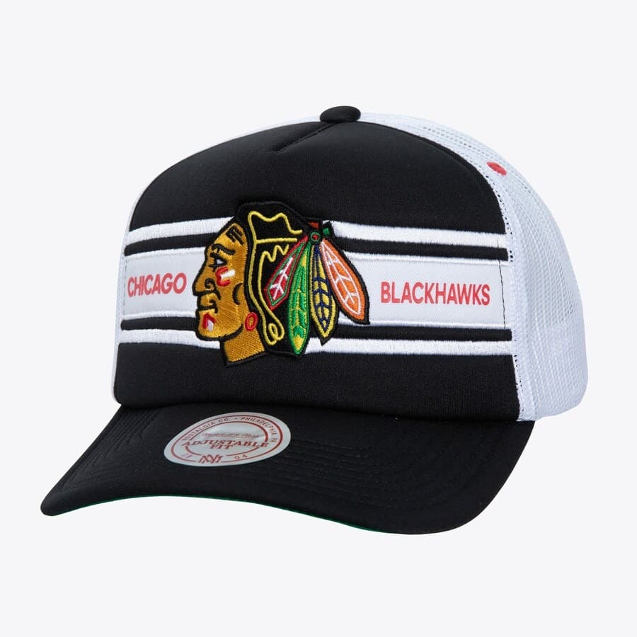 Бейсболка Mitchell & Ness Black Chicago Blackhawks Sideline Trucker Snapback Hat