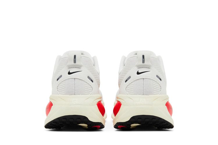 Кроссовки Nike Vomero 18 'Platinum Tint Siren Red'