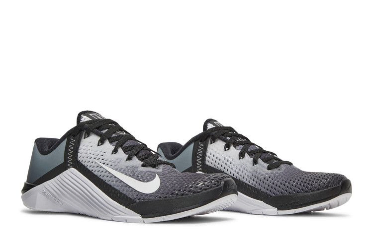 wmns-metcon-6-black-white-dj3073-001_07