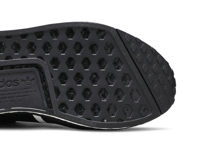 nmd_r1-black-solar-yellow-gv7183_04