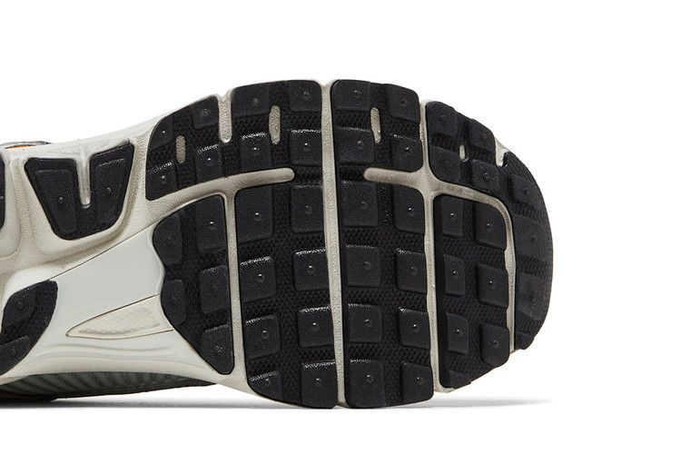Кроссовки Nike Wmns Air Zoom Vomero 5 'Light Silver Chrome'