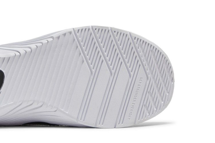 wmns-metcon-6-black-white-dj3073-001_04