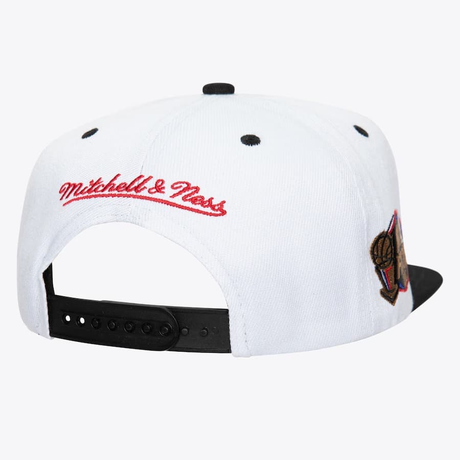 Бейсболка Mitchell & Ness White Chicago Bulls Champ Series Snapback Hat