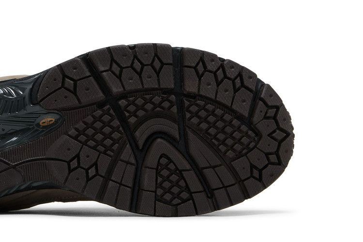 Кроссовки New Balance 2002R 'Driftwood Black'