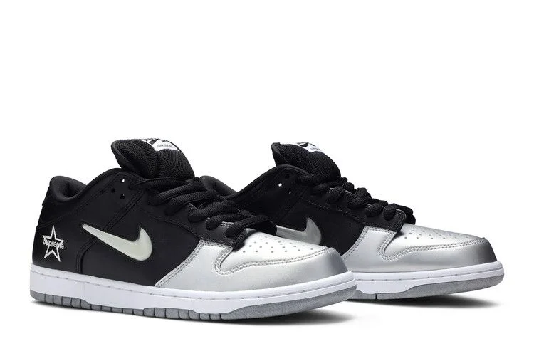 Krossovki-Supreme-x-Nike-Dunk-SB-Low-QS-Metallic-Silver-7