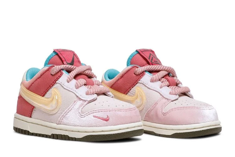 Krossovki-Social-Status-x-Nike-Dunk-Low-TD-Strawberry-Milk-7