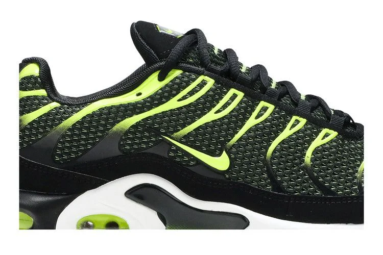 Krossovki-Nike-Air-Max-Plus-Black-Volt-1