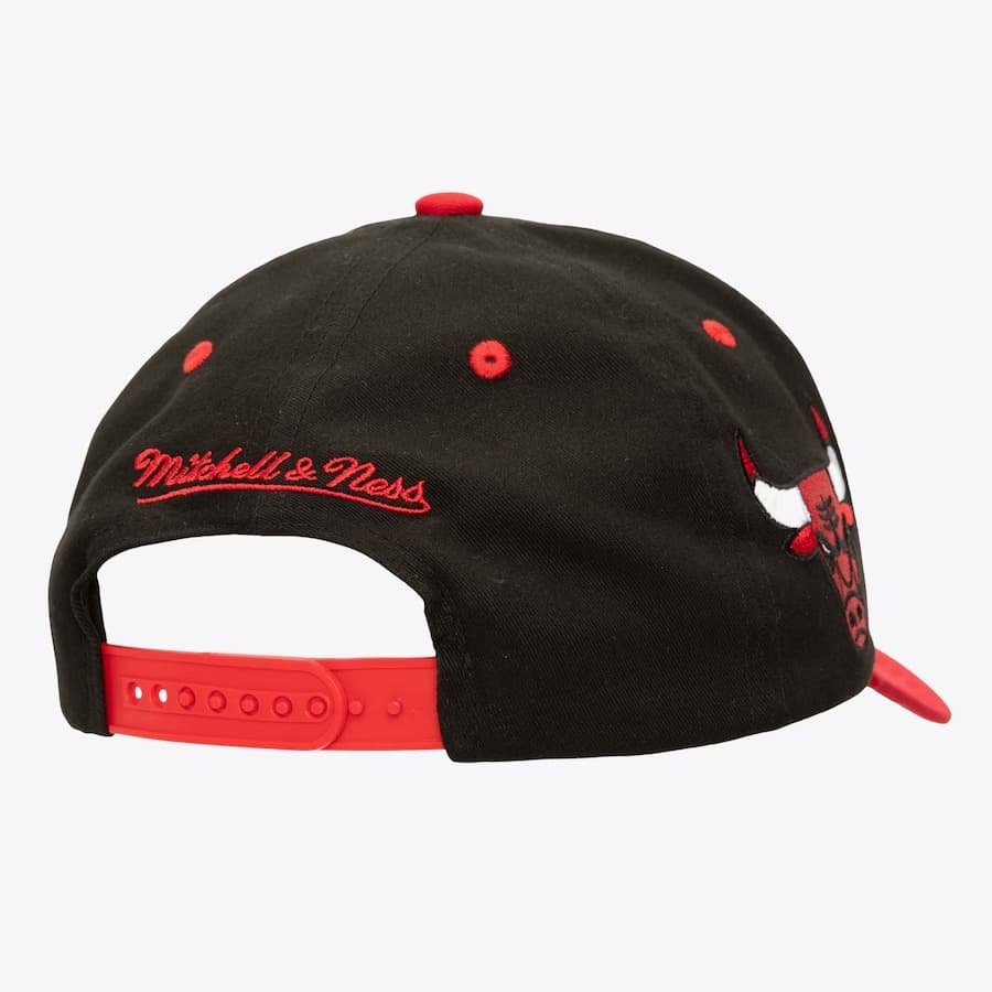 Бейсболка Mitchell & Ness Black Chicago Bulls Block Sweep Pro Adjustable Hat