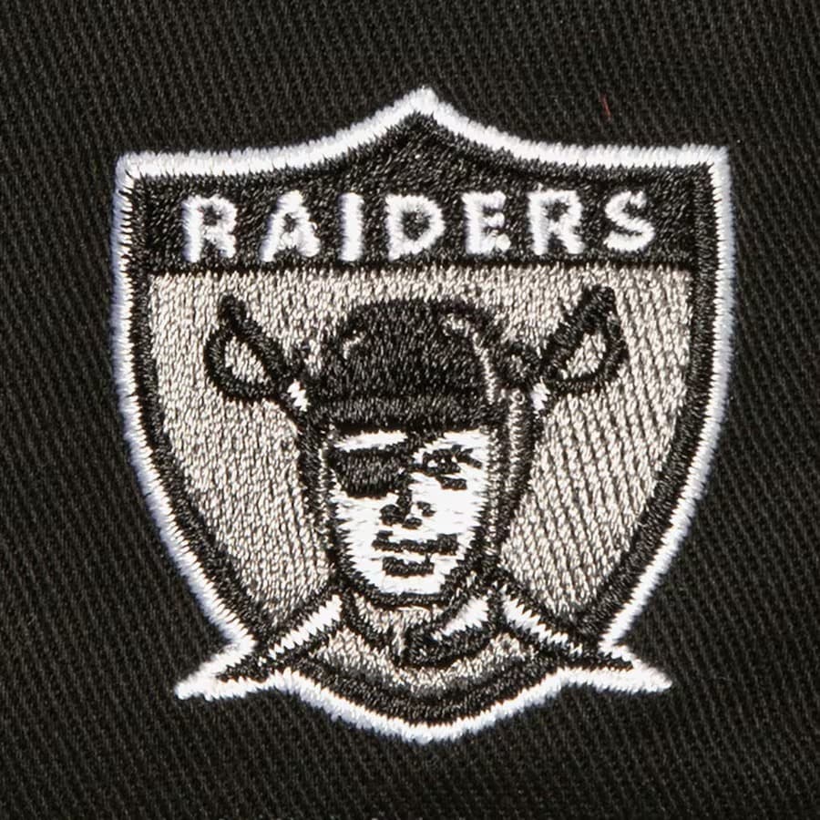 Бейсболка Mitchell & Ness Black Oakland Raiders Team Helmet Strapback Hat