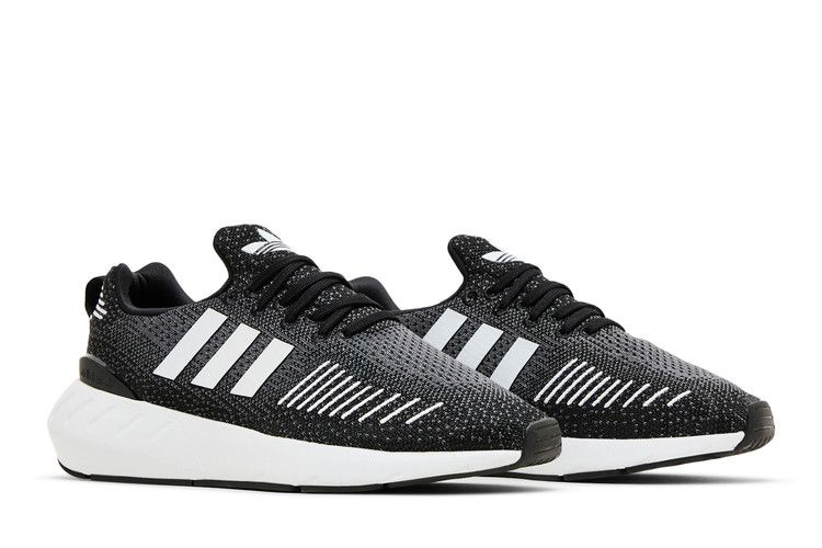 wmns-swift-run-22-black-white-gv7971_07