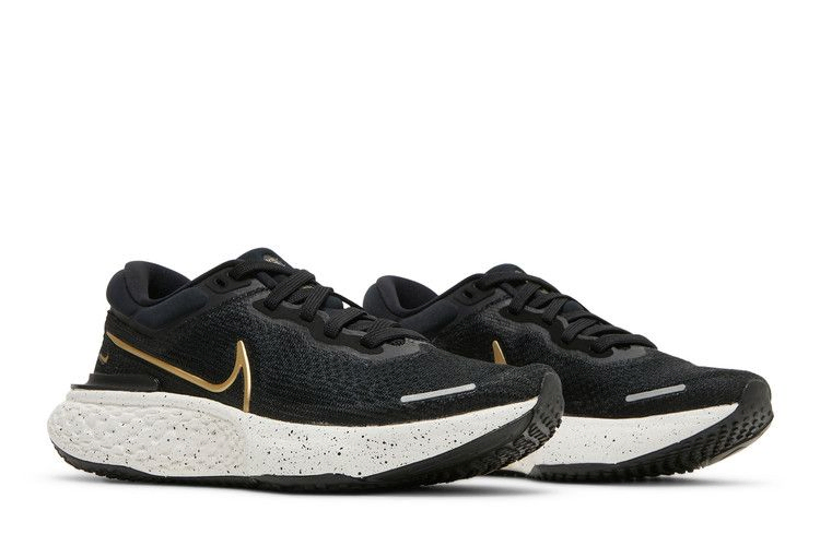 wmns-zoomx-invincible-run-flyknit-black-metallic-gold-ct2229-004_07