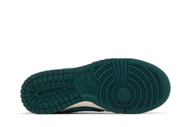Кроссовки Nike Wmns Dunk Low 'Green Velvet'