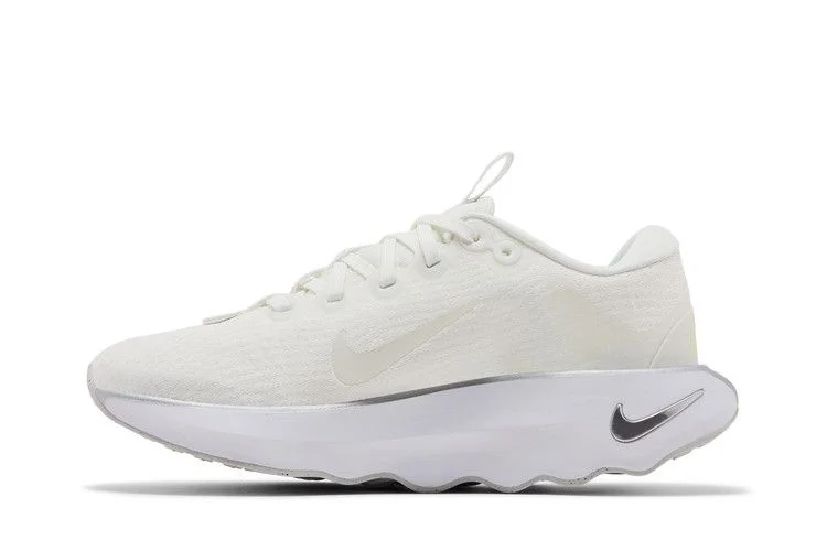 Krossovki-Nike-Wmns-Motiva-Summit-White-Metallic-Silver-2