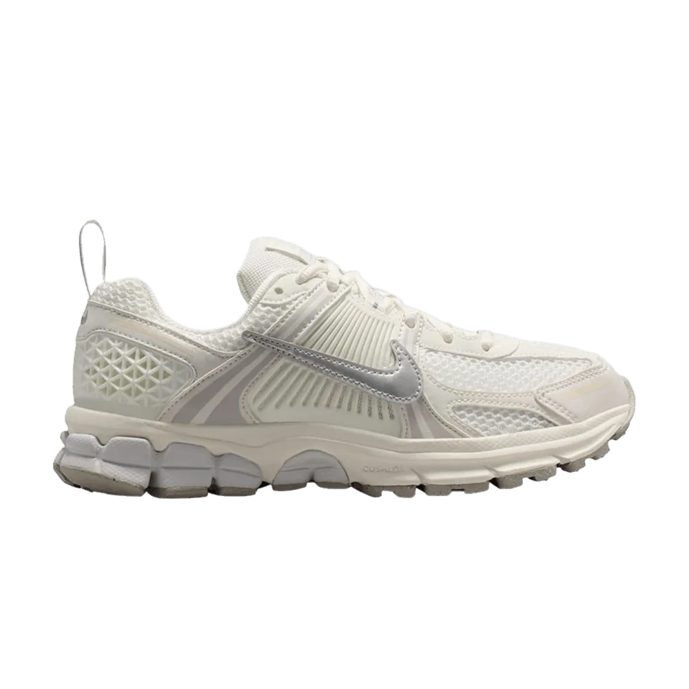Krossovki-Nike-Air-Zoom-Vomero-5-GS-Sail-Metallic-Silver-Vast-Grey