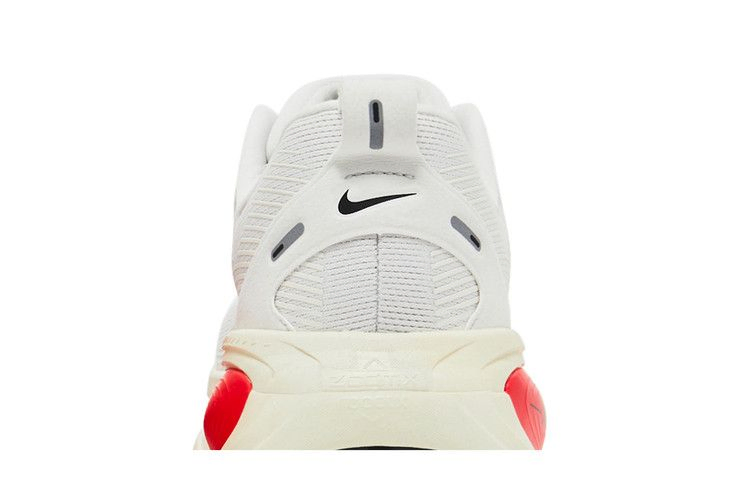 Кроссовки Nike Vomero 18 'Platinum Tint Siren Red'