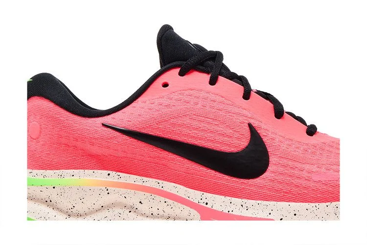 Krossovki-Nike-Wmns-Journey-Run-Hot-Punch-1