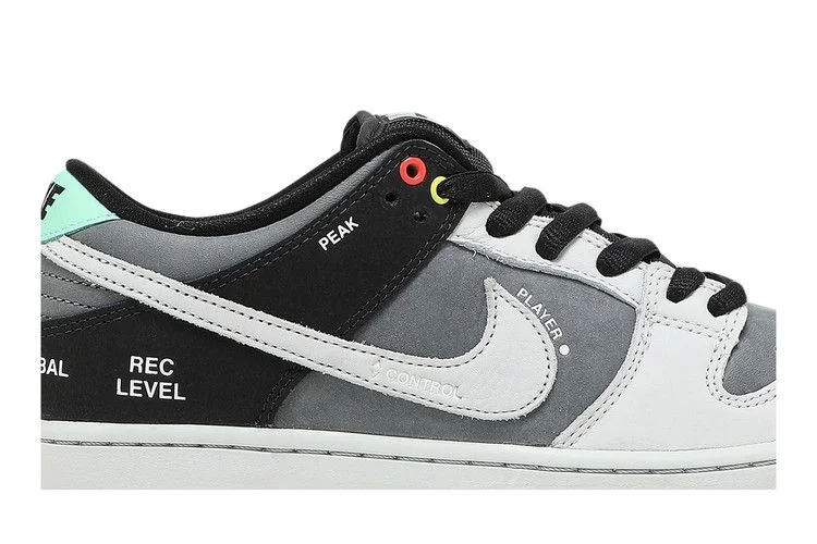 Krossovki-Nike-Dunk-Low-SB-Camcorder-1